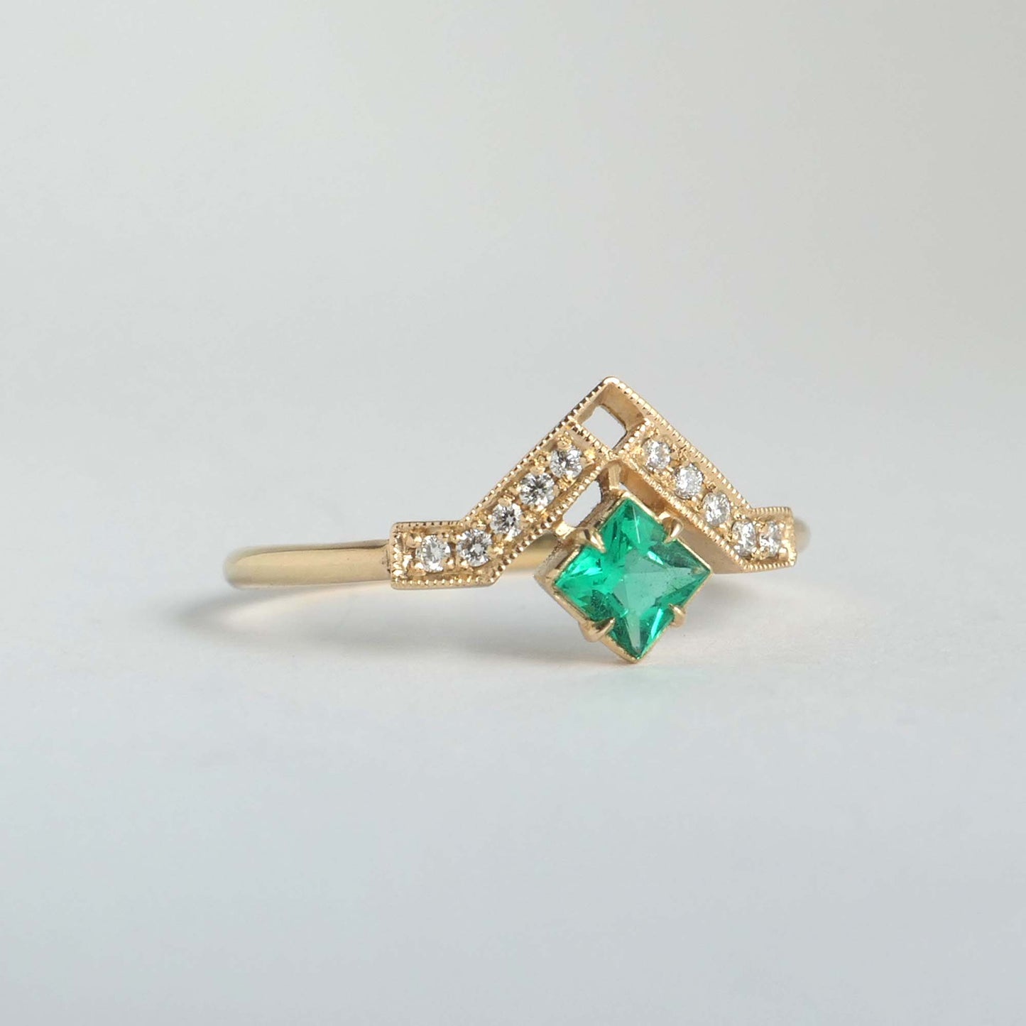 Artio Ring with Emerald