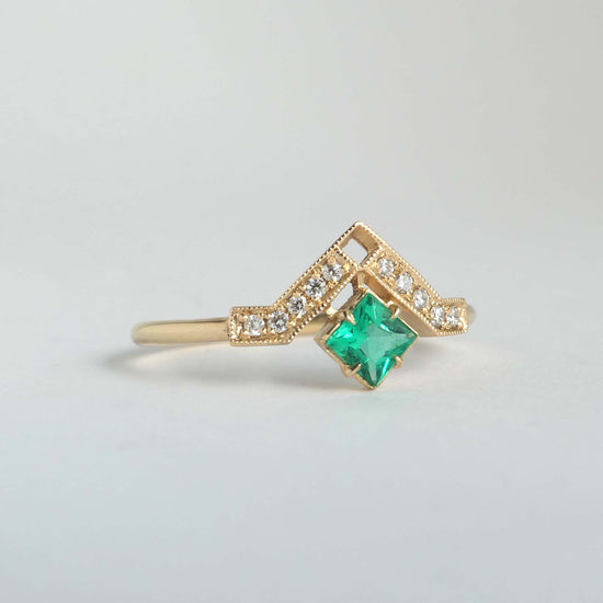 Artio Ring with Emerald