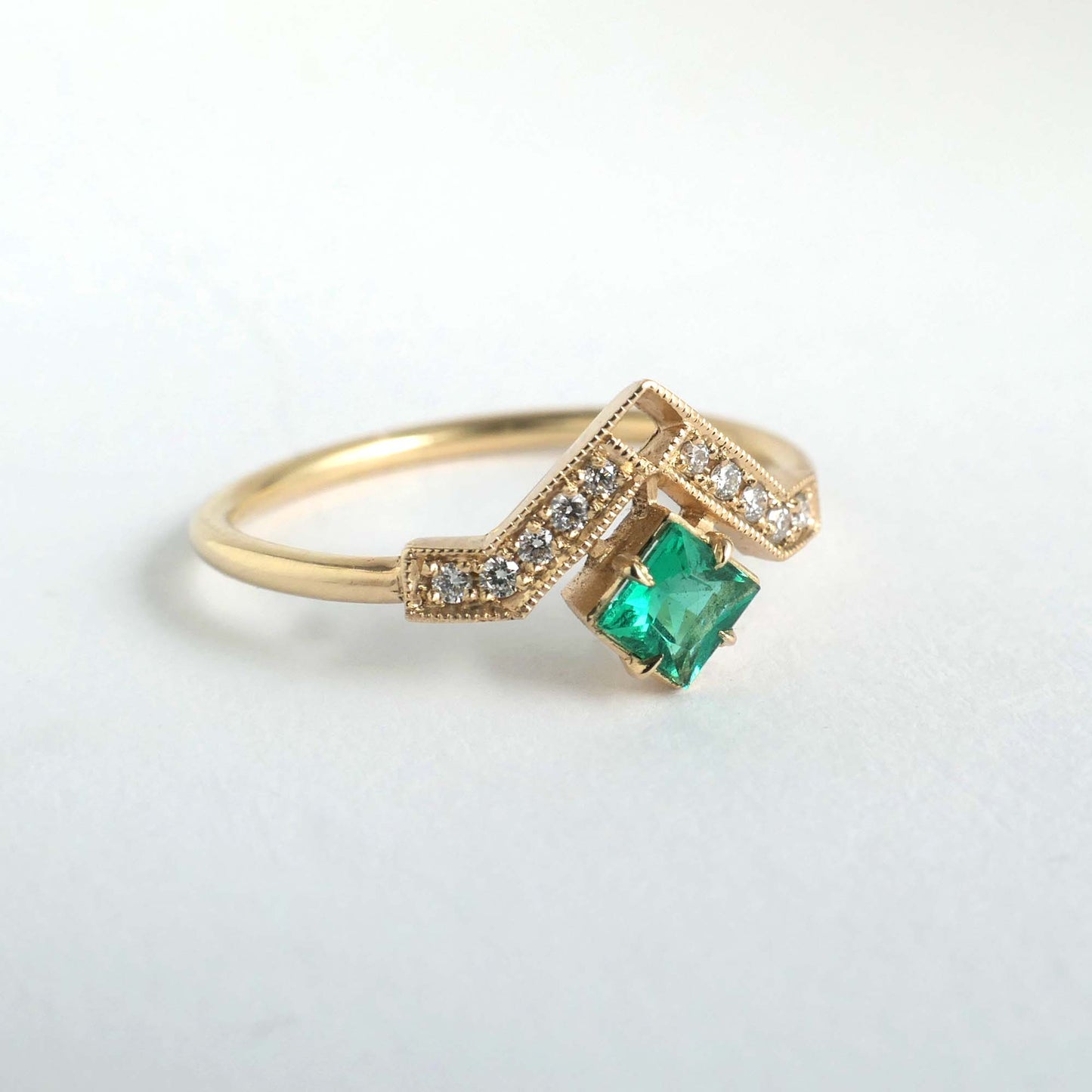 Artio Ring with Emerald