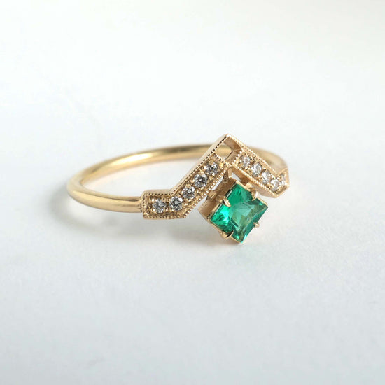 Artio Ring with Emerald