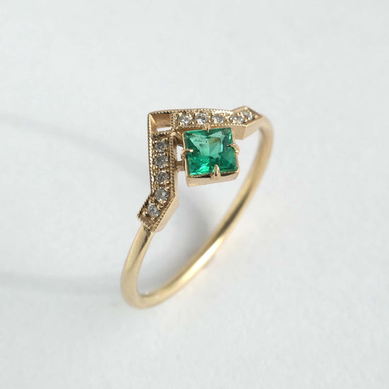 Artio Ring with Emerald