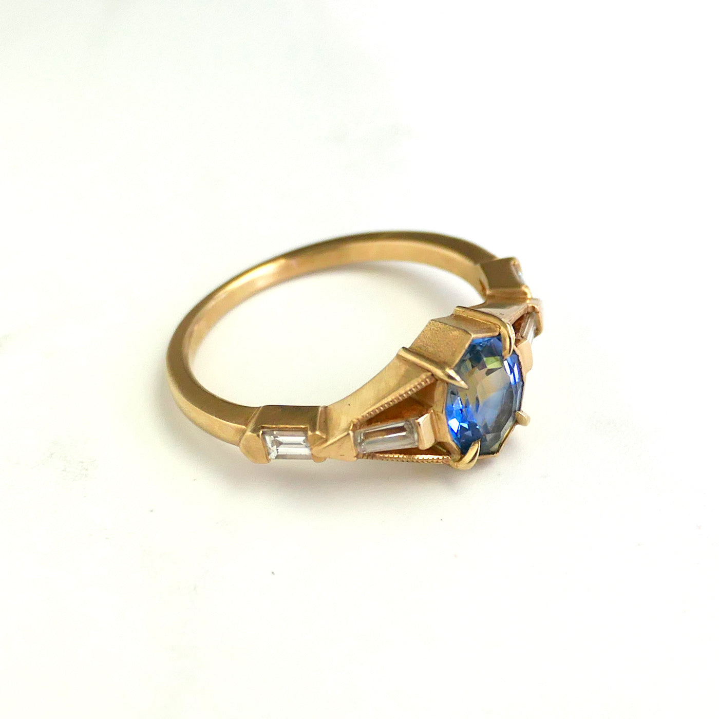 Obel Ring With Bicolor Sapphire