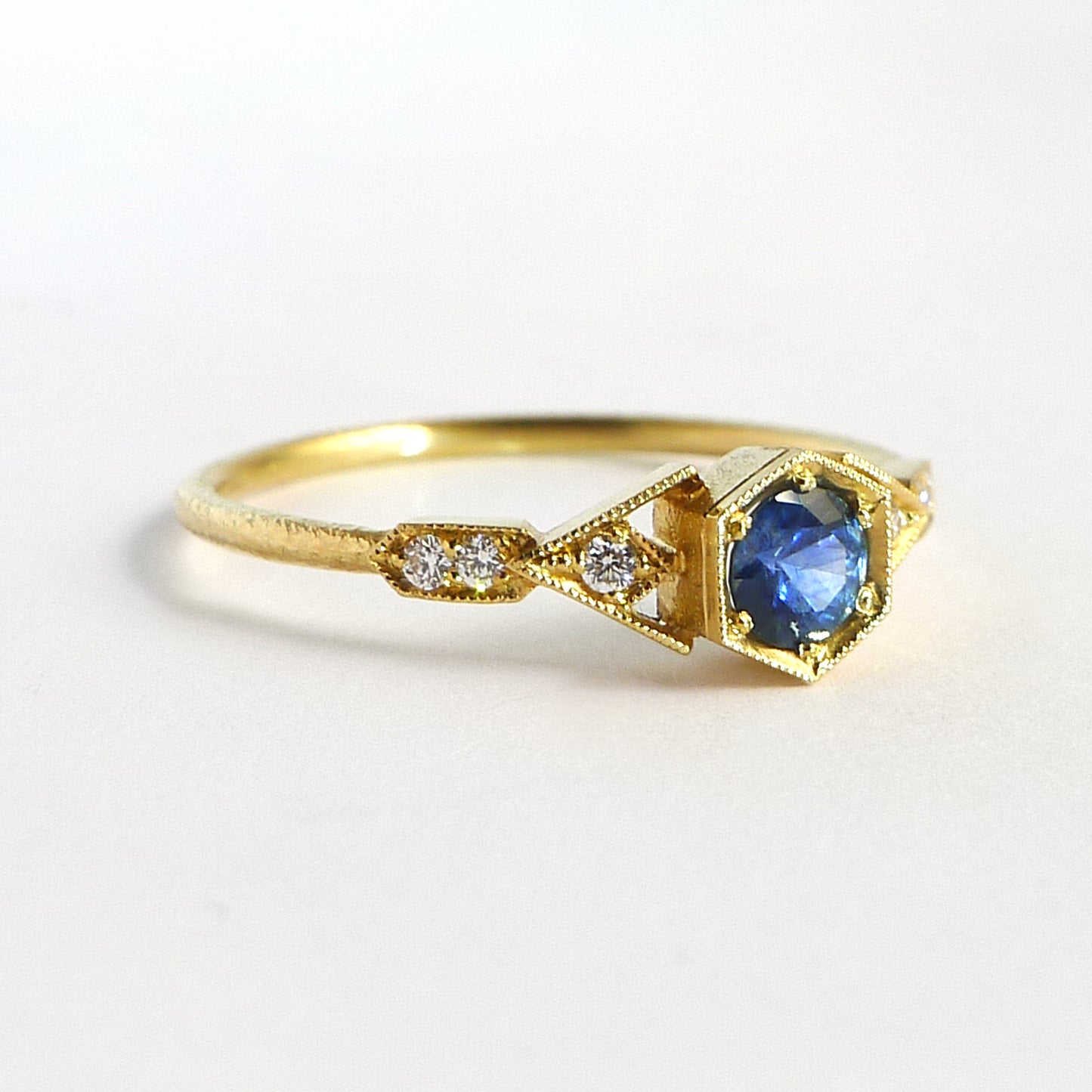 Abris Vestra Ring with Blue Sapphire