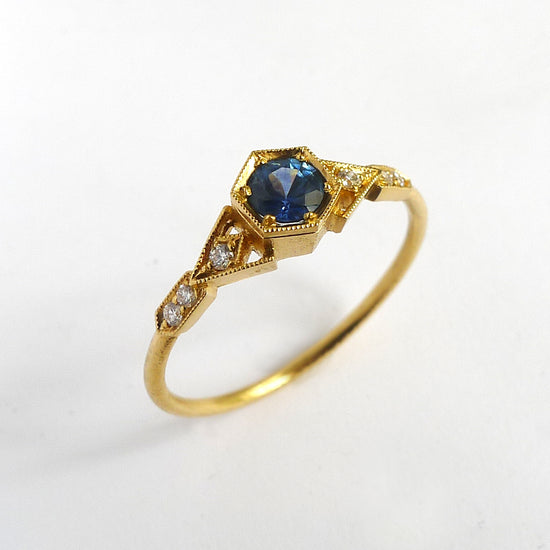 Abris Vestra Ring with Blue Sapphire