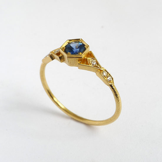 Abris Vestra Ring with Blue Sapphire