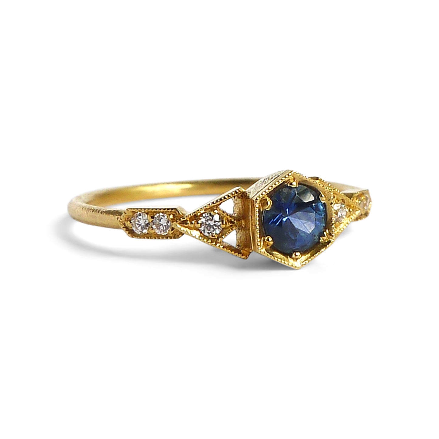 Abris Vestra Ring with Blue Sapphire