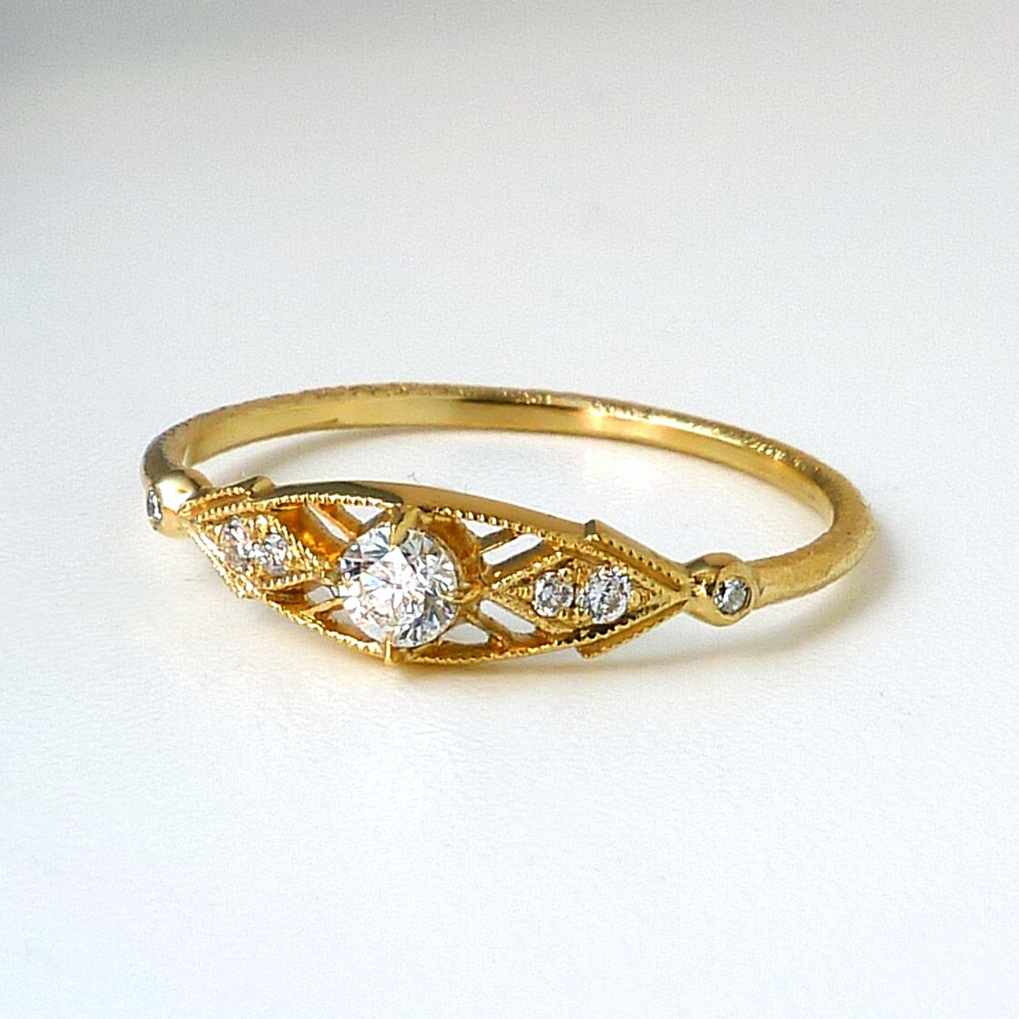 Minima Ring w/ White Diamond Brilliant