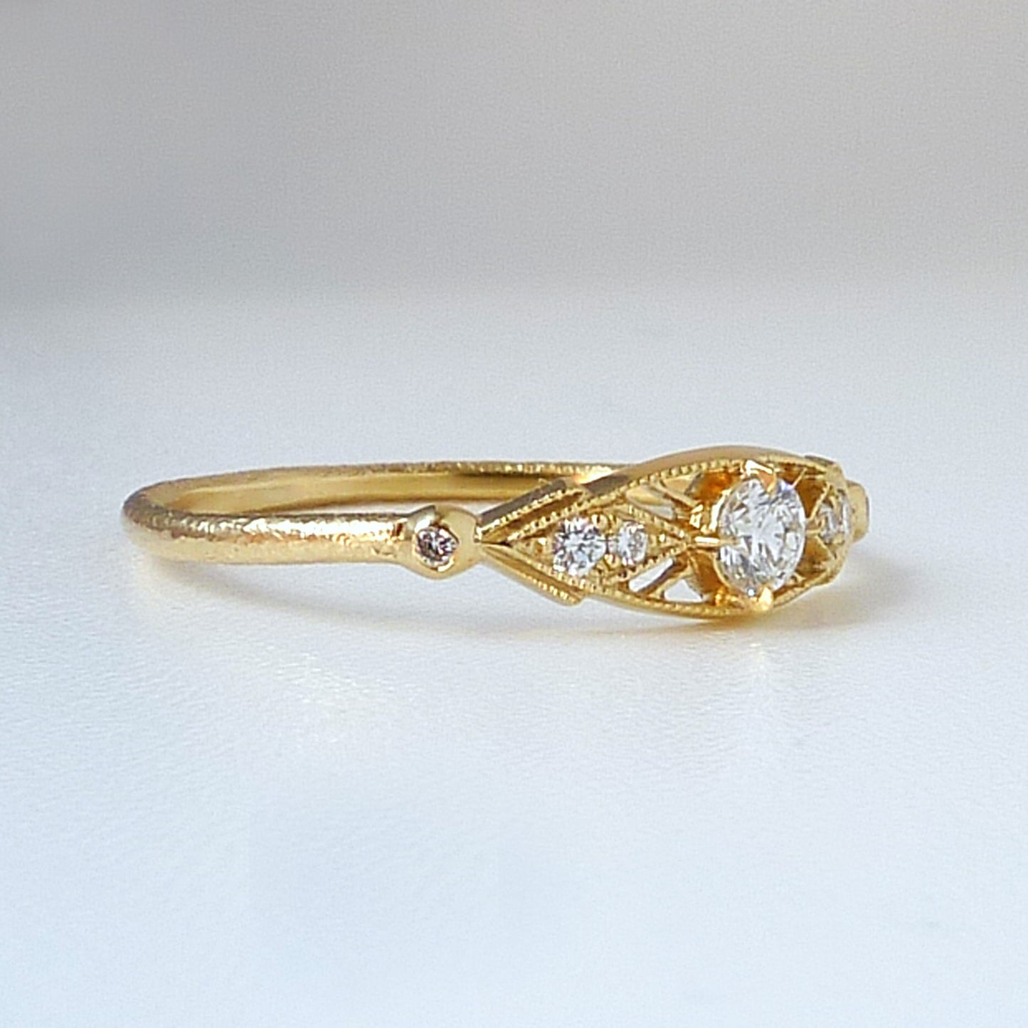 Minima Ring w/ White Diamond Brilliant